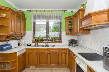 rustikální kuchyně do tvaru U s výhledem z okna