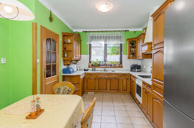 jídelní kout se stolem a sezením pro 6 osob je součástí kuchyně