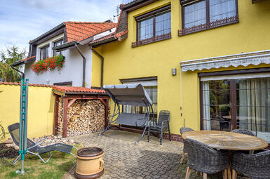 terasa se sezením, grillem, markýzou, dřevníkem