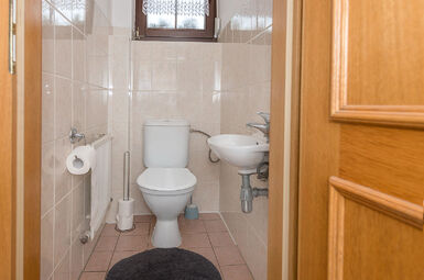 wc s umyvadlem v přízemí