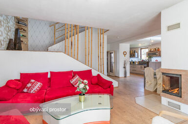 Obývací pokoj s krbem