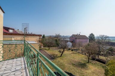 balkon s výhledem do zahrady