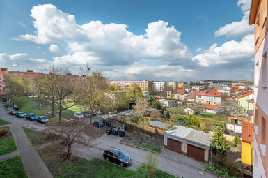 Výhled z pokoje ložnice / dětského pokoje a z kuchyně