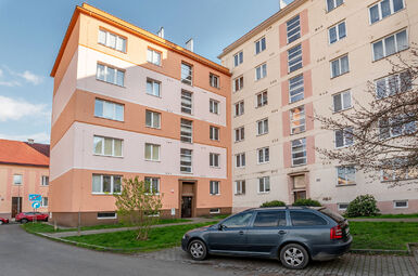 Byt 2+1+B, Plzeň, Koterovská 101 - zadní vchod
