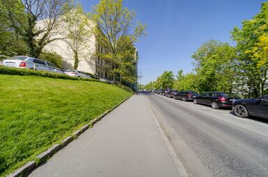 příjezdová cesta a parking