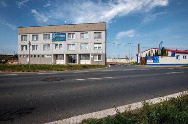 kancelářská budova sousedící s areálem