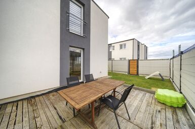 sezení na předzahrádce