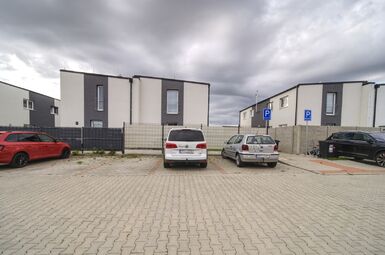 2 parkovací místa před bytem