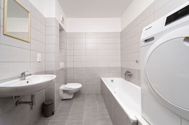 horní koupelna s vanou, WC, sušičkou