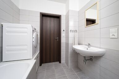 horní koupelna s vanou, WC