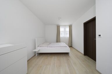 prostorná ložnice v patře