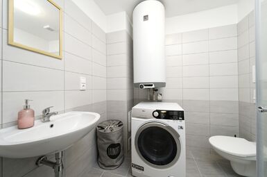 spodní koupelna se sprch.koutem, WC, boiler