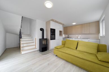 obývací pokoj, schody do patra