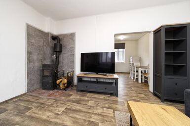 obývací pokoj s kamny