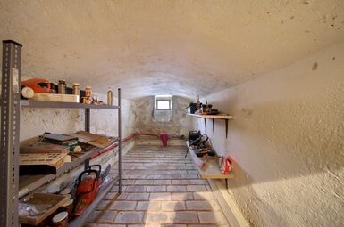 sklep s valbovým stropem