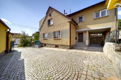 dvůr, parkovací stání