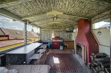 zahradní altán s krbem, sezením