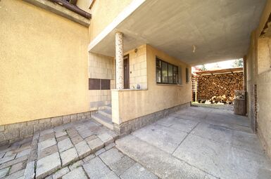 vstup a kryté stání pro a