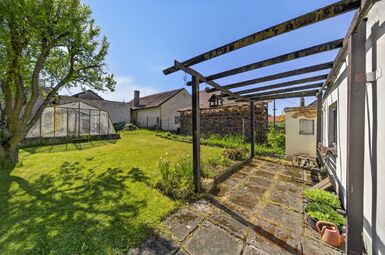 Pohled od domu na zahradu