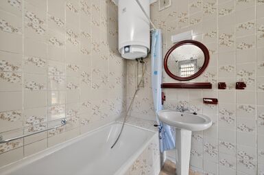 Přízemí vana, el. boiler