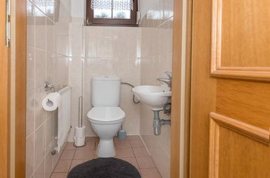 wc s umyvadlem v přízemí