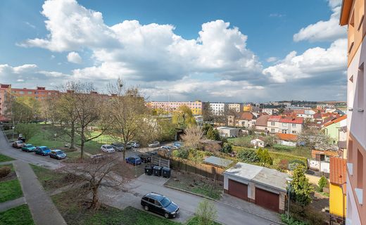 Výhled z pokoje ložnice / dětského pokoje a z kuchyně